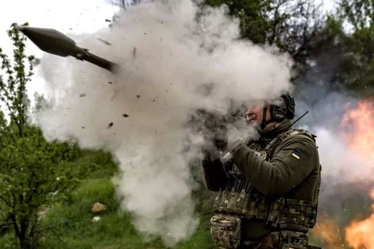Seorang prajurit Ukraina menembakkan roket.