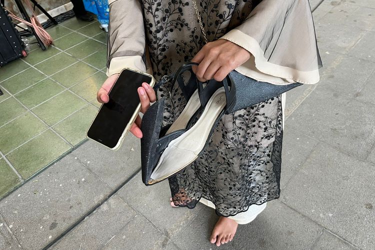 Peristiwa tak terduga menimpa salah satu tamu resepsi pernikahan Kaesang Pangarep-Erika Gudono bernama Desi. Kulit sepatu hak tingginya yang sebelah kiri terlepas sehingga tak dapat digunakan kembali.