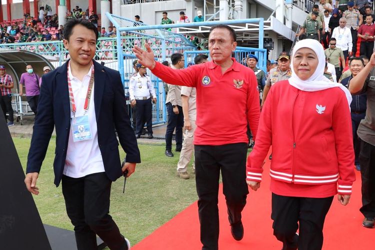 Gubernur Jawa Timur, Khofifah Indar Parawansa (kanan), Ketua PSSI Mochammad Iriawan (tengah) dan Amir Burhannudin (kiri) saat pembukaan Piala Gubernur Jatim 2020 di Stadion Gelora Bangkalan, Jawa Timur, Senin (10/02/2020) sore. 