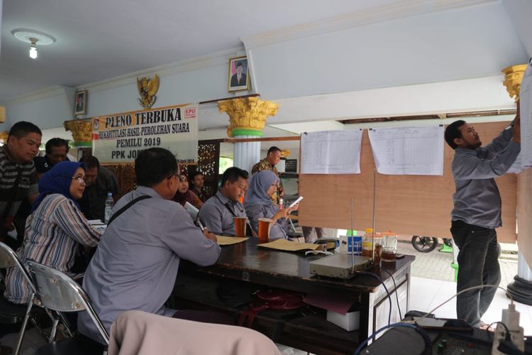 Pelaksanaan rekapitulasi suara Pilpres dan Pileg 2019 di pendopo Kecamatan Jombang Kabupaten Jombang, Sabtu (20/4/2019). Mulai Sabtu, PPK melakukan rekapitulasi hasil pemungutan suara dari TPS di wilayah masing-masing.
