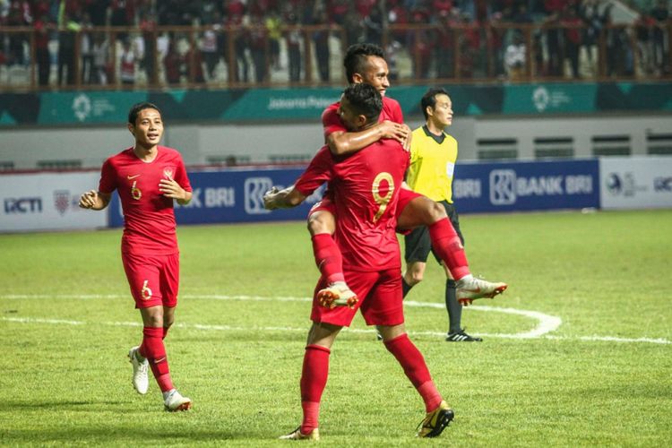 Evan Dimas (kiri), Irfan Jaya (tengah) dan Alberto Goncalves (kanan) merayakan gol pada laga uji coba timnas Indonesia versus timnas Myanmar di Stadion Wibawa Mukti, Rabu (10/10/2018).