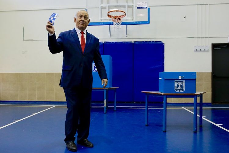 Perdana Menteri Israel Benjamin Netanyahu memasukkan surat suara ke balot dalam pemilu parlemen (Knesset) pada 9 April 2018. Pemilu ini bakal menjadi pertarungan sengit antara Netanyahu dengan mantan jenderal Benny Gantz.