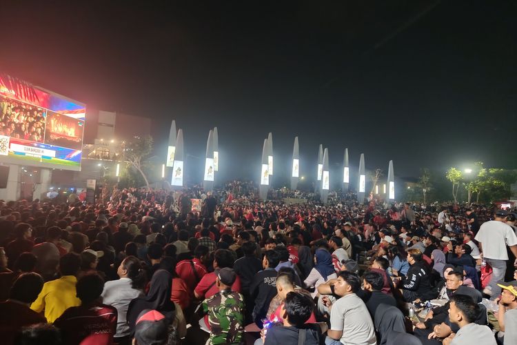 Ribuan warga memadati kawasan Stadion Patriot Candrabhaga, Bekasi Selatan, Kota Bekasi, saat menyaksikan nonton bareng (nobar) final FIFA ASEAN Cup 2026 antara Indonesia dan Thailand, Senin (5/10/2026) malam.