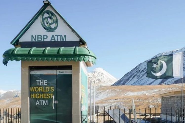 Dibangun oleh Bank Nasional Pakistan pada tahun 2016, mesin ATMN ini bertenaga surya dan angin.