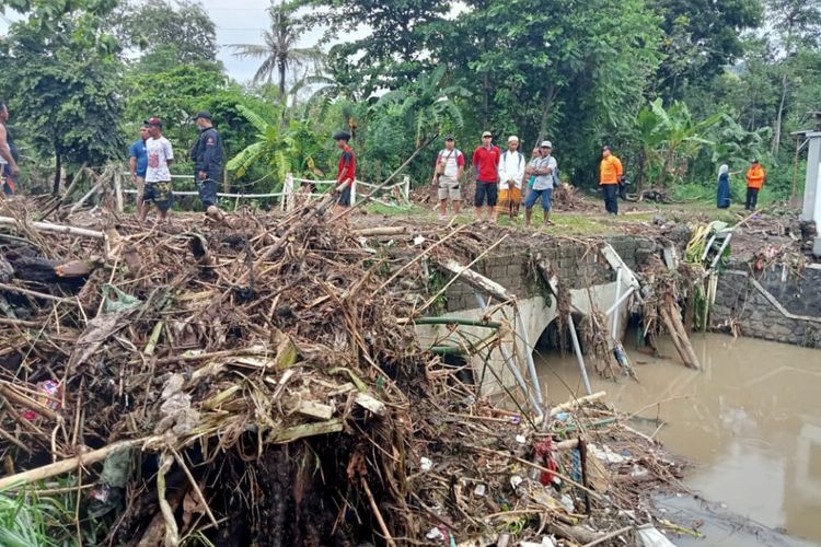 2 jembatan penghubung desa di Banyuwangi putus karena diterjang banjir. Ini adalah Sisa material banjir di Kecamatan Kalipuro, Sabtu (19/11/2022).