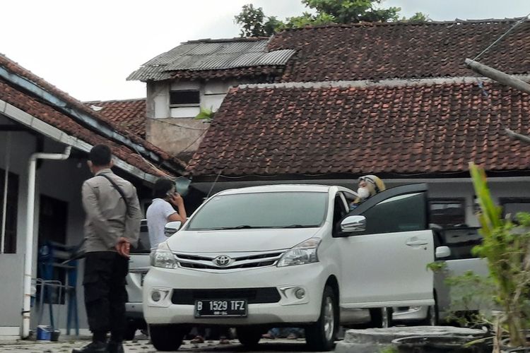 Tim Densus 88 dibantu anggota Polresta Tasikmalaya menangkap 2 pria terduga teroris di 2 rumah kontrakan berbeda di wilayah Kota Tasikmalaya, Jumat (18/6/2021).