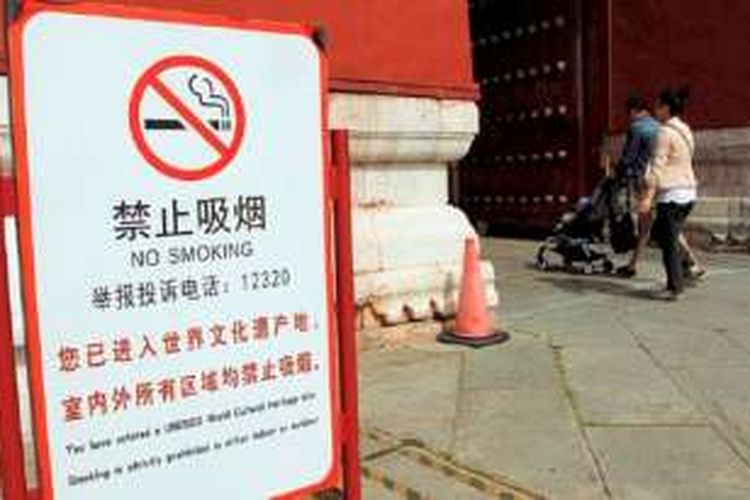 Tanda dilarang merokok dipasang di dalam kawasan Kota Tua, Beijing, Tiongkok, yang merupakan tempat tujuan wisata, Selasa (27/9). 
