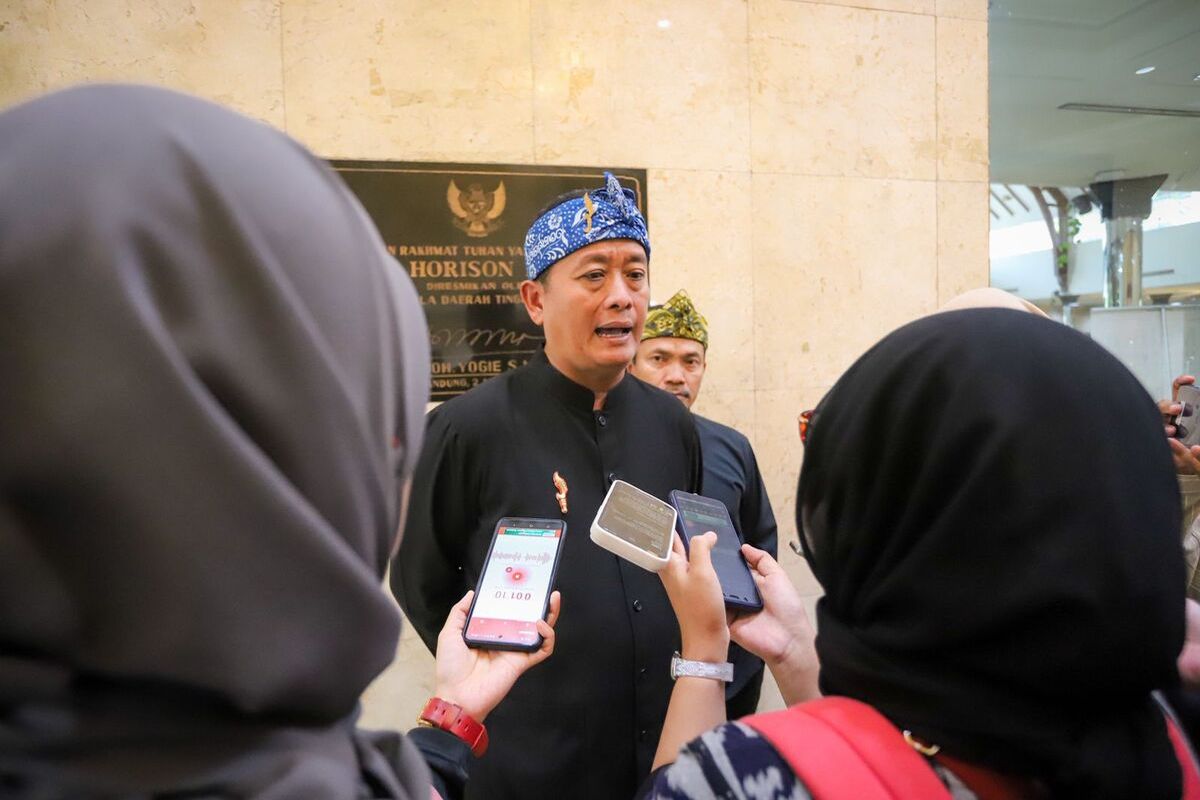 PLH Walikota Bandung Ema Sumarna saat melakukan aktivitas di lingkungan Pemerintah Kota Bandung, Kamis (13/7/2023)