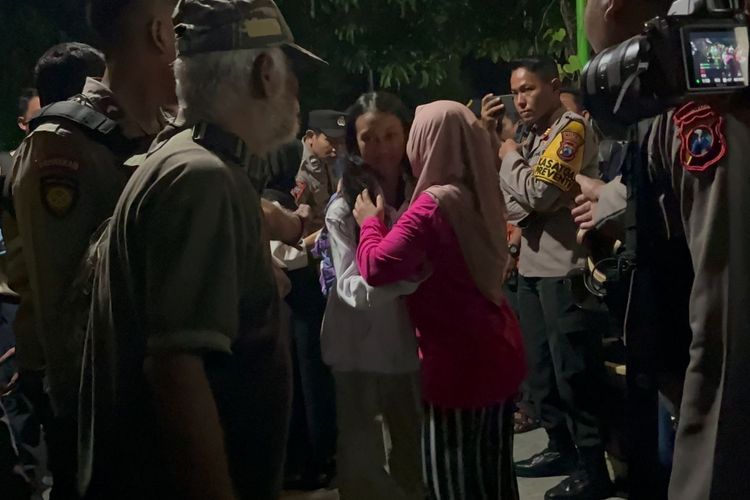 Suasana saat para siswa SMPN 7 Kota Mojokerto tiba di depan sekolah mereka, pasca insiden 13 siswa terseret ombak di Pantai Drini, Gunungkidul, Yogyakarta, Selasa (28/1/2025) malam.