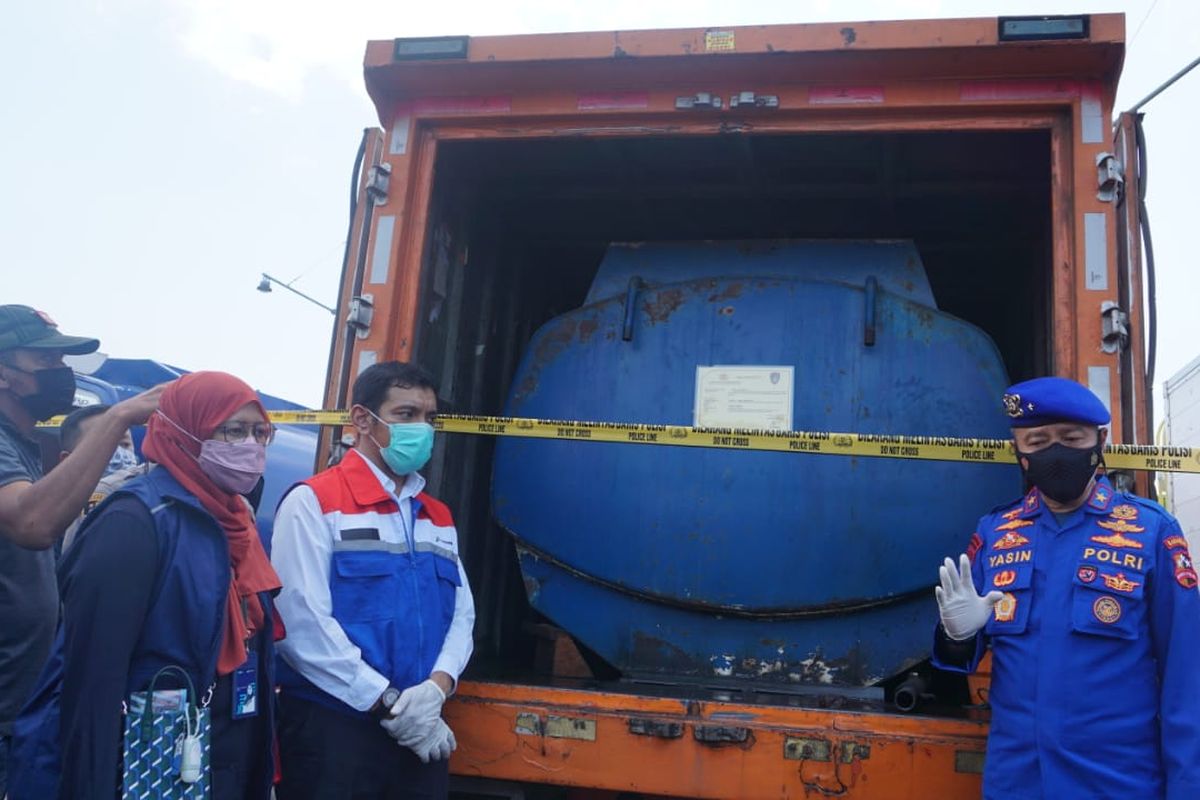 Penggerebakan penimbunan solar ilegal di Semarang 