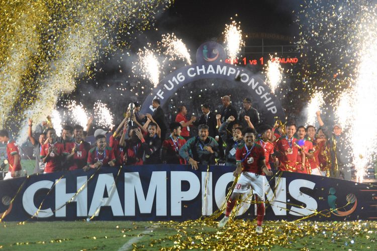 Pesepak bola dan offisial timnas Indonesia melakukan selebrasi usai memenangkan pertandingan Final Piala AFF U-16 di Stadion Gelora Delta Sidoarjo, Jawa Timur, Sabtu (11/8). Indonesia menjadi juara Piala AFF U-16 usai menang atas Thailand melalui adu pinalti dengan skor 5-4 (1-1). ANTARA FOTO/M Risyal Hidayat/wsj/18.