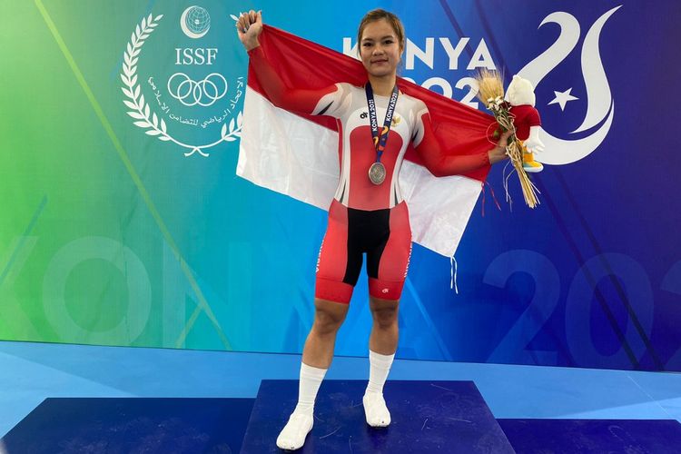 Ayustina Priatna usai mempersembahkan medali perak buat Indonesia dalam nomor omnium elite putri di ajang Islamic Solidarity Games (ISG) 2021.