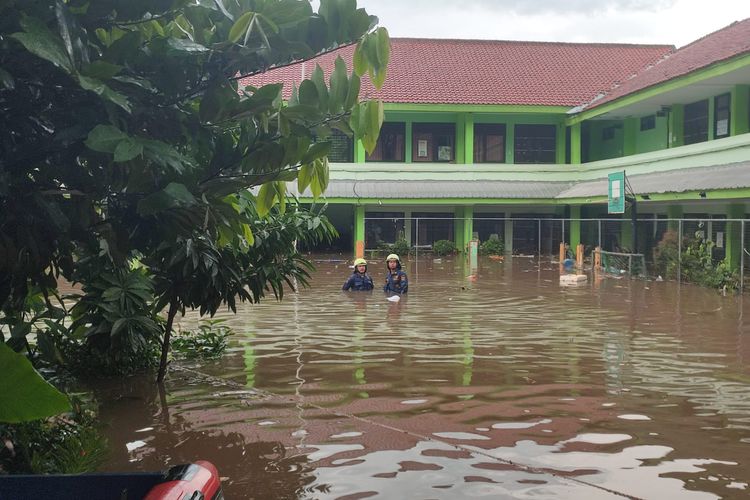 Bangunan di Madrasah Tsanawiyah (Mts) 19 di Jalan Pinang Kalijati, Pondok Labu, Cilandak, Jakarta Selatan roboh pada Kamis (6/10/2022) sore. Terdapat dua orang korban meninggal dunia. 
