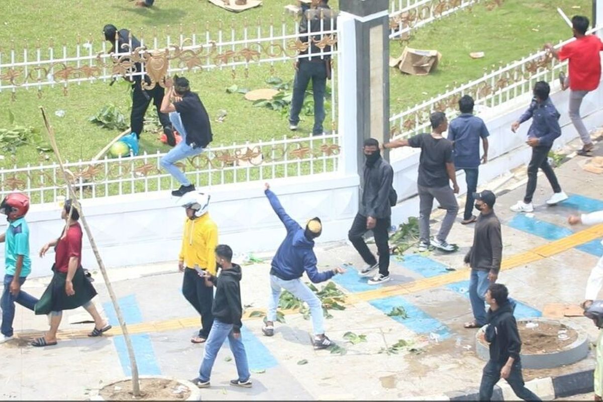 Aksi unjuk rasa atau demo yang dilakukan ribuan warga Melayu, mulai dari Kepulauan Riau (Kepri), Riau, Jambi, Kalimantan Barat maupun sejumlah daerah lainnya yang dilakukan di depan kantor BP Batam, kembali ricuh.