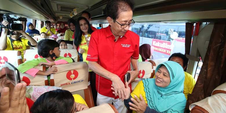 Presiden Direktur Irwan Hidayat berbincang dengan peserta program Mudik Gratis Sido Muncul 2018 di salah satu bus yang berangkat dari Museum Purna Bhakti Pertiwi, Taman Mini Indonesia Indah, Jakarta Timur. Tahun ini, Sido Muncul menyediakan 220 bus untuk 13.000 pemudik yang berasal dari kalangan pedagang jamu.