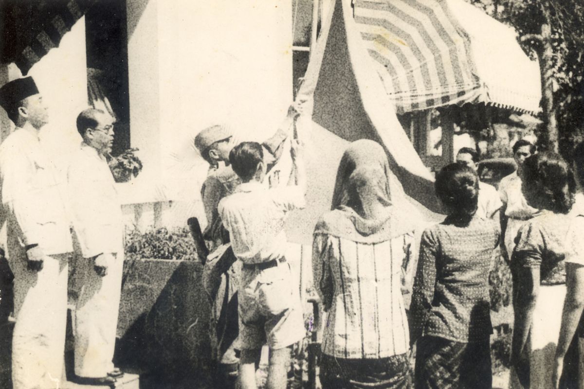 Penaikan bendera pusaka sesudah dibacakan teks proklamasi, 17 Agustus 1945.