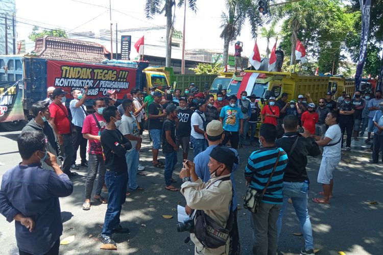 Ratusan sopir armada truk material menggeruduk kantor Pemkab Banyuwangi, Senin (20/9/2021). 