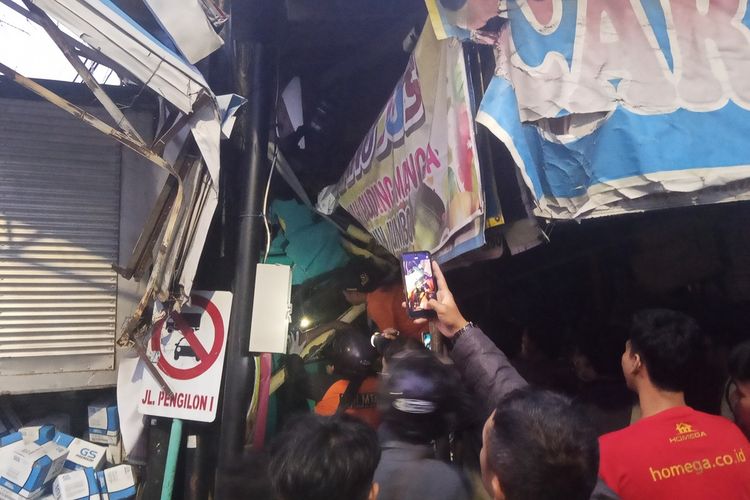 Kondisi sopir truk yang terlibat kecelakaan beruntun di turunan Silayur Ngaliyan, Kota Semarang, Jawa Tengah saat masih terjepit, Kamis (21/11/2024).