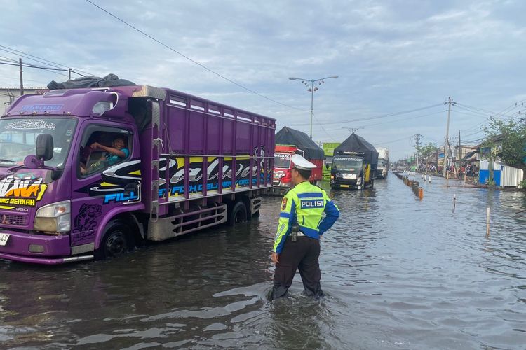 Banjir merendam Pantura Sayung, Kabupaten Demak, perbatasan Demak-Semarang, Kamis (23/10/2025).