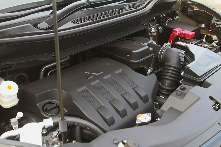 Mitsubishi Xpander Cross Rockford Fosgate Black Edition. Hadir dengan head unit Rockford Fosgate dengan subwoofer dan amplifier. Ditawarkan satu transmisi otomatik dengan dua pilihan warna putih dan abu abu metalik. Dibadnerol Rp 304,7 juta