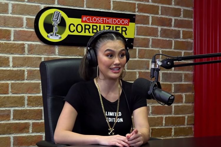 Agnez Mo saat menjadi bintang tamu di podcast Deddy Corbuzier