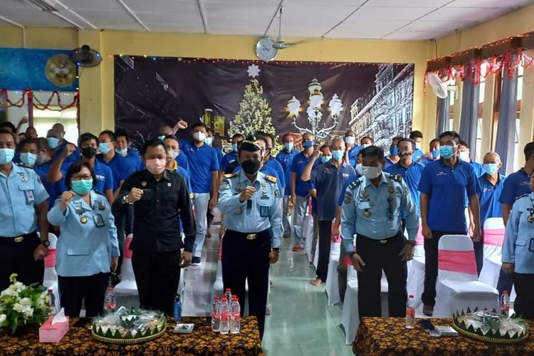 Pemberian remisi kepada warga binaan Lembaga Pemasyarakatan (Lapas) Kelas I Semarang ini diserahkan di Gereja Oikumene Imanuel Lapas Semarang.