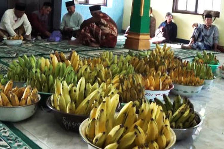 Warga Desa Durenan, Kecamatan Sidorejo, Kabupaten Magetan, memiliki tradisi unik dalam memperingati kelahiran Nabi Muhammad SAW atau maulid nabi. Mereka memiliki tradisi selamatan namun mereka menggunakan pisang raja sebagai pengganti nasi tumpeng.