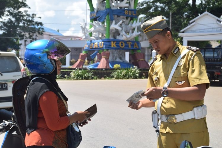 Anggota Satlantas Polres Baubau mengenakan kostum pejuangan dalam melaksanakan Operasi Zebra Anoa 2017. Kostum pejuang dikenakan anggota Polri untuk memperingati Hari Pahlawan yang diperingati setiap 10 November.