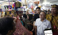Diskusi dengan Pedagang Pasar Johar, Mendag Zulkifli Hasan Pastikan Pemerintah Perketat Pengawasan Impor