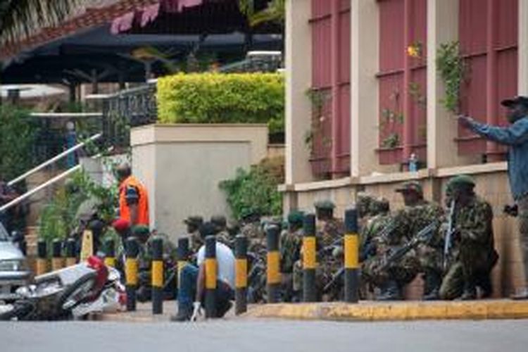 Pasukan khusus kepolisian Kenya, mengambil posisi di luar mal Westgate, Nairobi, mencoba untuk menguasai keadaan setelah mal tersebut diserbu sekelompok orang bersenjata yang diklaim sebagai bagian dari militan Somalia Al-Shabab.