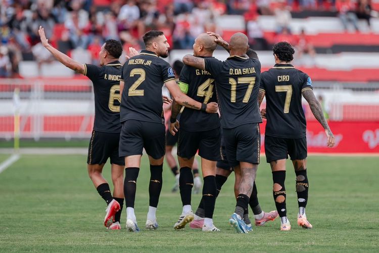 Para pemain Malut United merayakan gol pada laga lanjutan Super League 2025-2026 melawan PSBS Biak di Stadion Gelora Kie Raha, Minggu (4/1/2026).