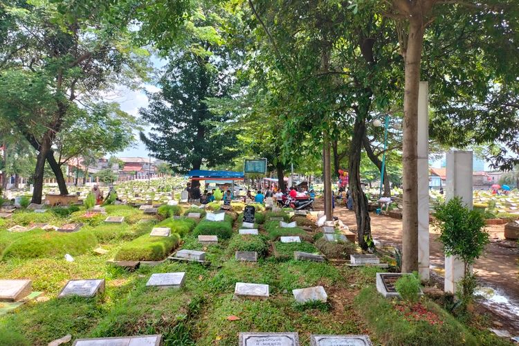 Tempat Pemakaman Umum (TPU) Grogol Kemanggisan di Jalan Kemanggisan Pulo, Palmerah, Jakarta Barat, diramaikan para peziarah pada Sabtu (2/4/2022). 