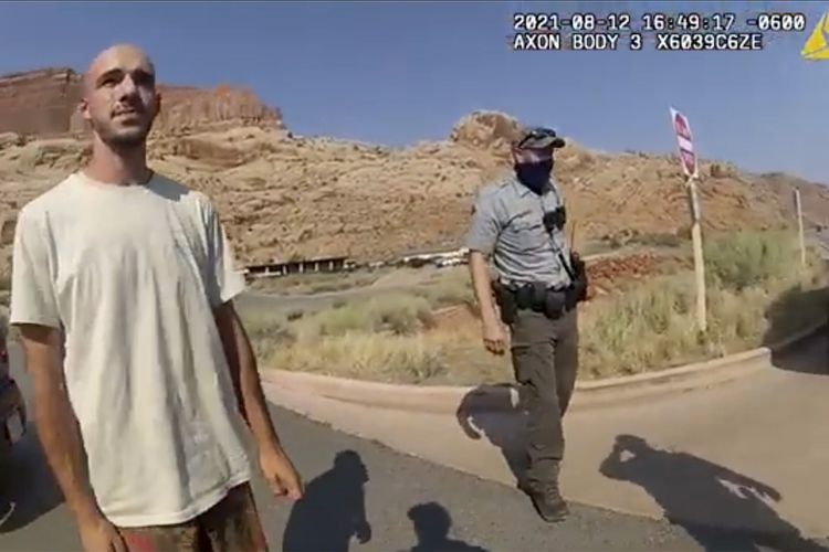 Brian Laundrie (kiri) berbicara dengan polisi yang memberhentikan mobilnya saat bepergian dengan kekasihnya, Gabrielle Gabby Petito, di dekat pintu masuk Arches National Park, 12 Agustus 2021. Mereka diberhentikan karena terlibat perkelahian emosional. Foto ini diambil dari rekaman video polisi oleh Moab Police Department.