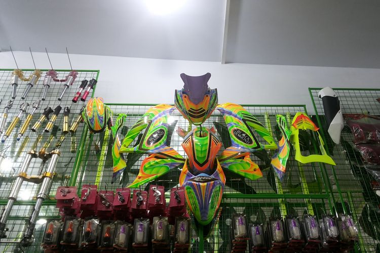 Salah satu fairing motif airbrush yang dijual di salah satu toko di sentra aksesori di Otista, Kampung Melayu, Jakarta Timur, Senin (5/3/2018).