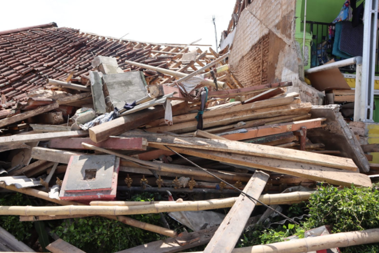 ilustrasi rumah warga yang rusak berat akibat gempa Cianjur yang terjadi pada Senin (21/11/2022).