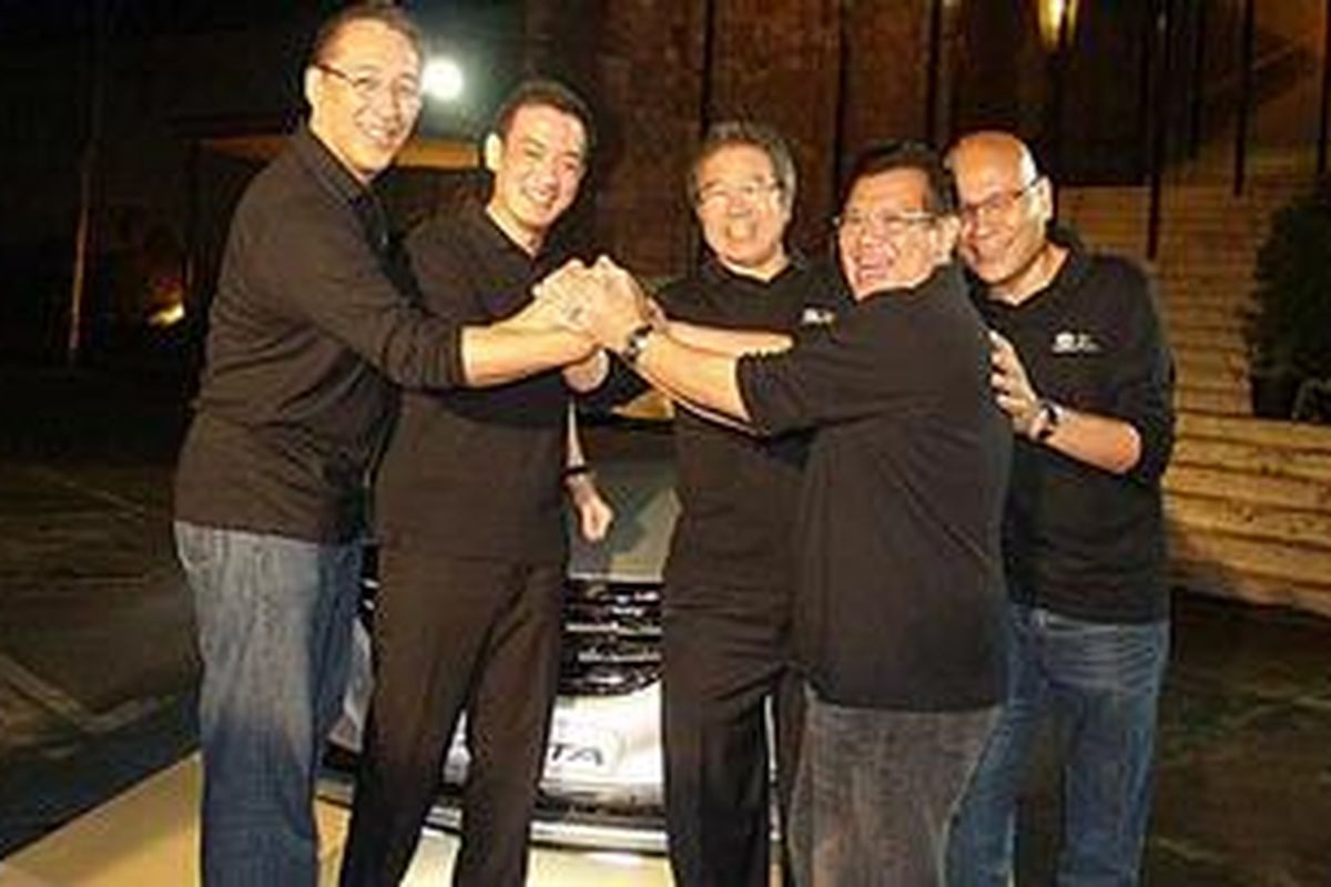 Jongkie D. Sugiarto (tengah) dengan tim eksektif terbaru Hyndai Indonesia untuk siap take-off