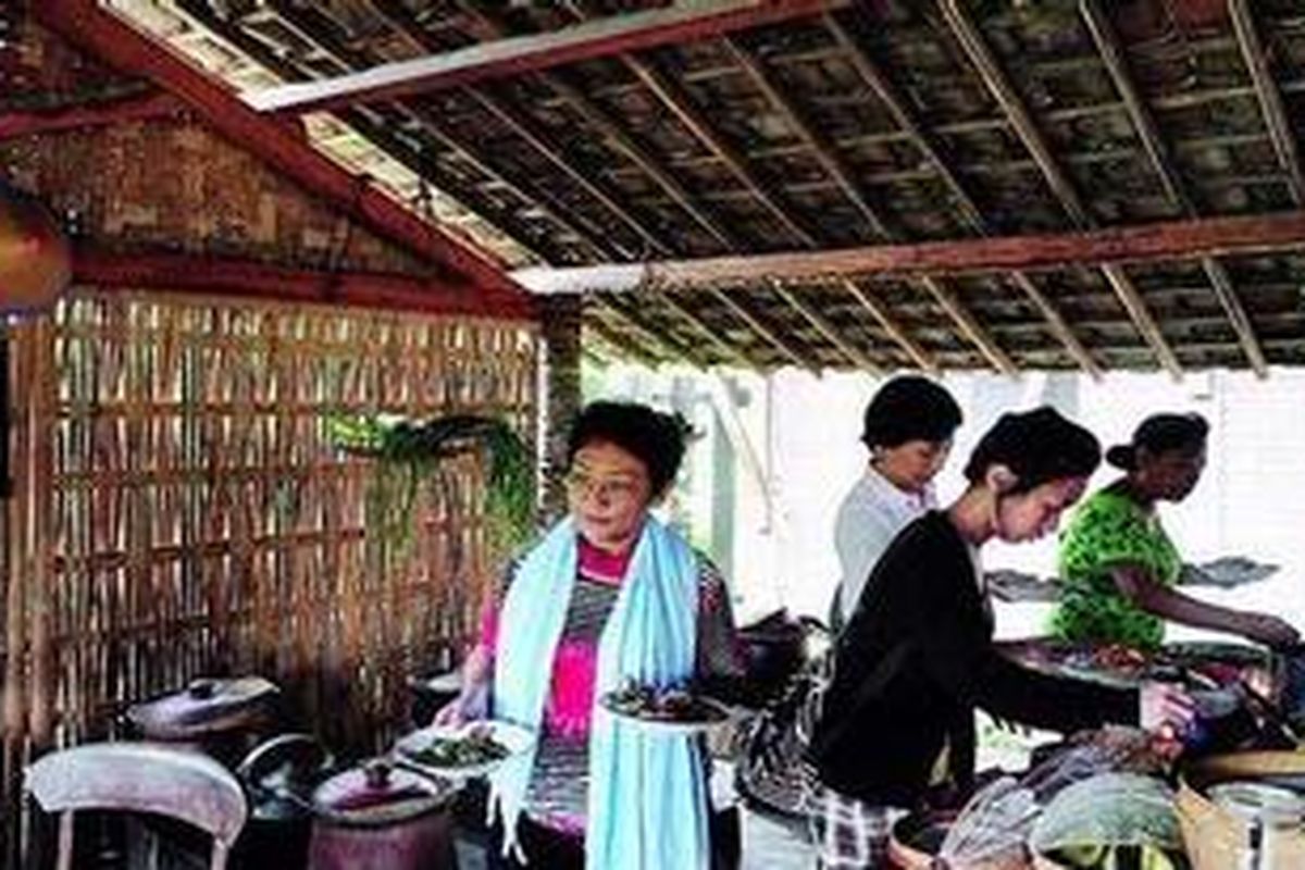 Pengunjung mengambil sendiri menu makan dengan aneka sayur lodeh di Kopi Klotok yang menawarkan suasana dapur khas pedesaan, Sabtu (31/12).