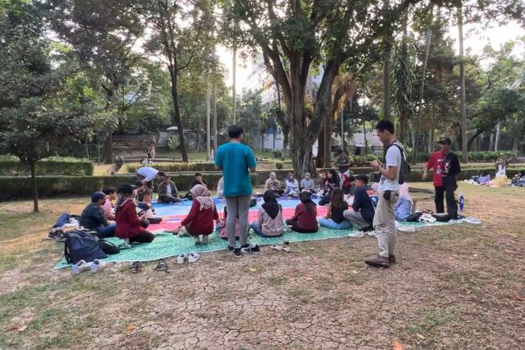 Para peserta mengikuti ktivitas baca bersama kolaborasi Sobat Air Jakarta dan Baca Buku Bareng di Taman Langsat, Jakarta Selatan, Sabtu (12/8/2023).