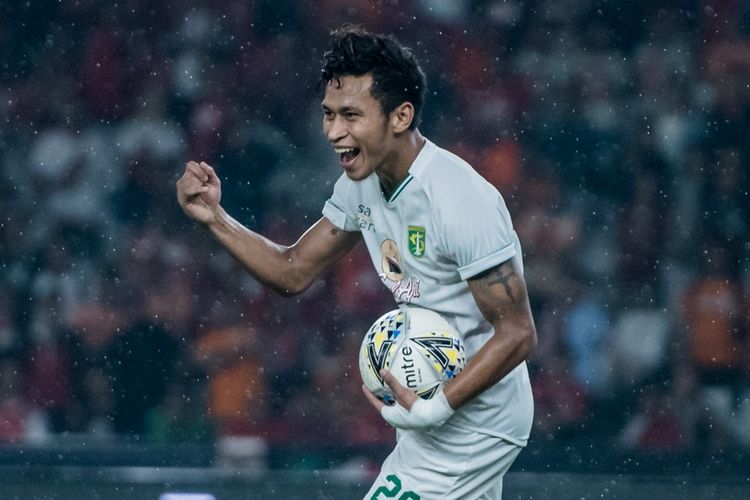 Penyerang Persebaya Osvaldo Ardiles Haay meluapkan kegembiraannya setelah mencetak gol ke gawang Persija Jakarta pada pekan ke-33 Shopee Liga 1 2019 di Stadion Utama Gelora Bung Karno tadi malam. Persebaya memetik kemenangan 2-1 atas Persija. (Persebaya)