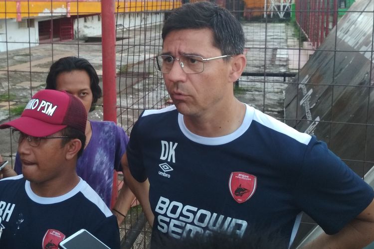Pelatih PSM Makassar Darije Kalezic saat diwawancara usai latihan di stadion Mattoanging, Makassar, Sulawesi Selatan. 