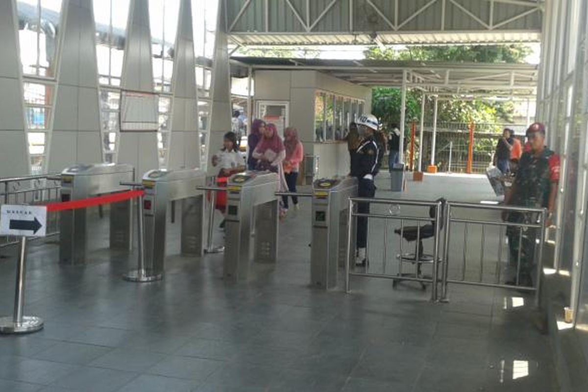 Gerbang elektronik di Stasiun Bojonggede, Bogor, Selasa (27/8/2013). Dulunya, lokasi ini merupakan tempat yang digunakan pedagang-pedagang kios untuk berjualan di area stasiun.