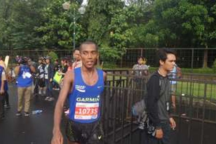 Atlet lari nasional, Agus Prayogo, menyelesaikan perlombaan maraton kategori full marathon pada ajang Mandiri Jakarta Marathon 2016, di Monumen Nasional, Minggu (23/10/2016).