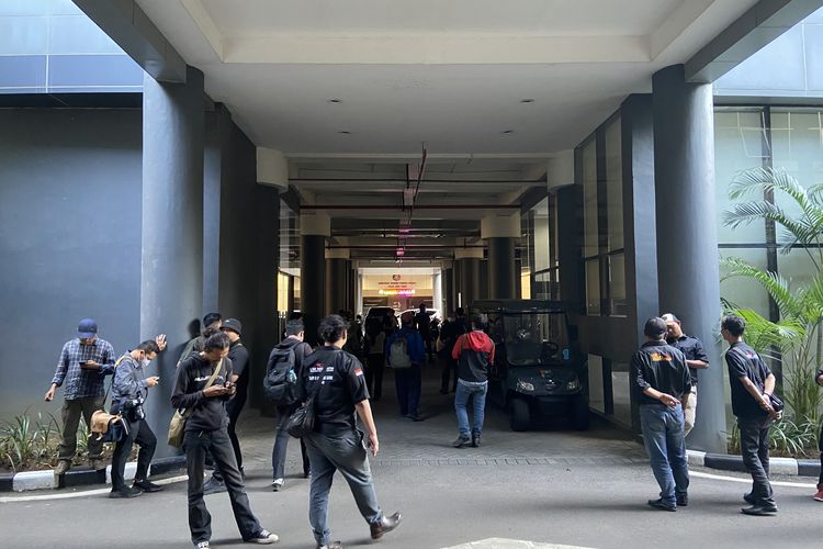 Puluhan awak media yang meliput pemeriksaan Gubernur Jatim sebagai saksi kasus dana hibah pokmas di Polda Jatim, Kamis (10/7/2025)