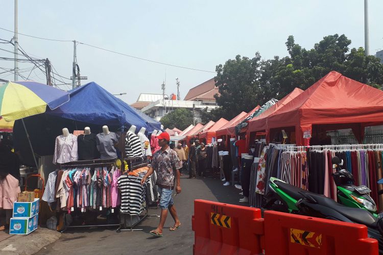 Pedagang kaki lima memadati Jalan Jatibaru, Tanah Abang, Jakarta Pusat, Kamis (2/8/2018).