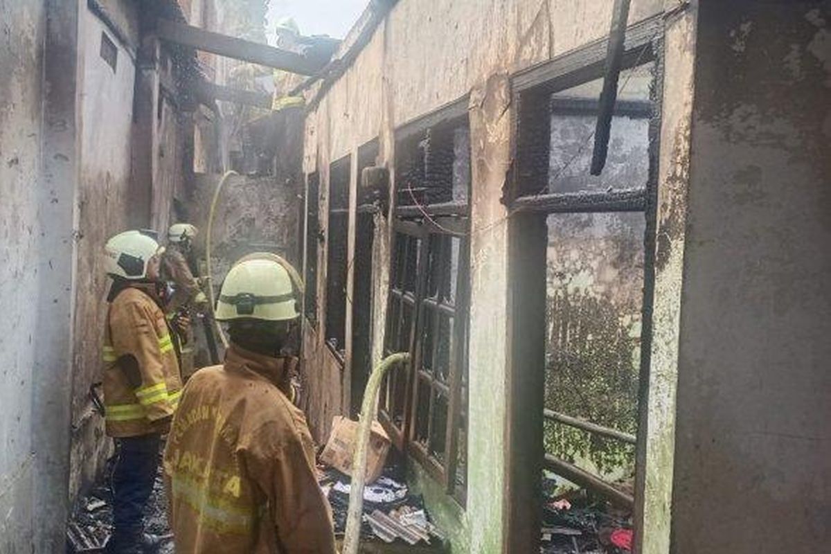 Personel Damkar Jakarta Timur saat proses pemadaman api pada empat kontrakan di Jalan Gotong Royong, Pasar Rebo, Senin (21/11/2022).