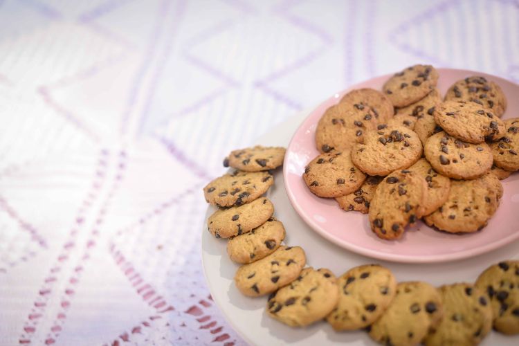 Chocochip cookies yang renyah tapi lembut ditengah adalah idaman para pecinta kue kering ini