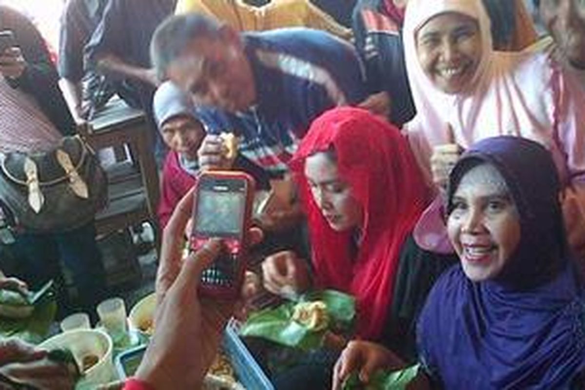Calon Gubernur Pilgub Jawa Barat asal PDIP Rieke Diah Pitaloka, makan nasi TO di Pasar Singaparna Kabupaten Tasikmalaya, Selasa (27/11/2012) pagi.
