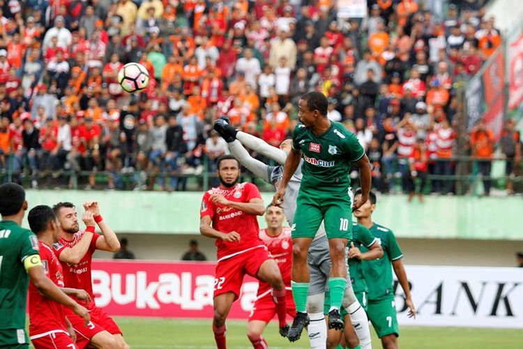 Kiper PSMS Medan, Dhika Bayangkara, memblok bola di semifinal kedua Piala Presiden 2018 melawan Persija Jakarta di Stadion Manahan Solo, Senin (12/2/2018).  