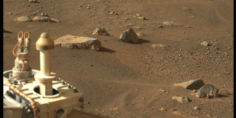 Gambar permukaan planet Mars diambil dari robot penjelajah Perserverance NASA. Robot Perseverance lakukan penjelajahan pertama di permukaan planet merah.