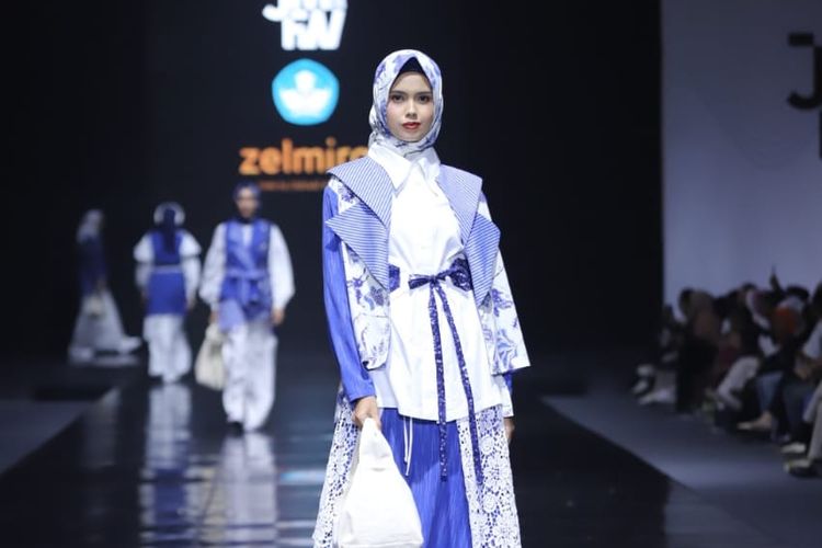 Koleksi Saeba, yang dikerjakan oleh siswa-siswi SMK NU Banat Kudus dan ditampilkan di JMFW 2024